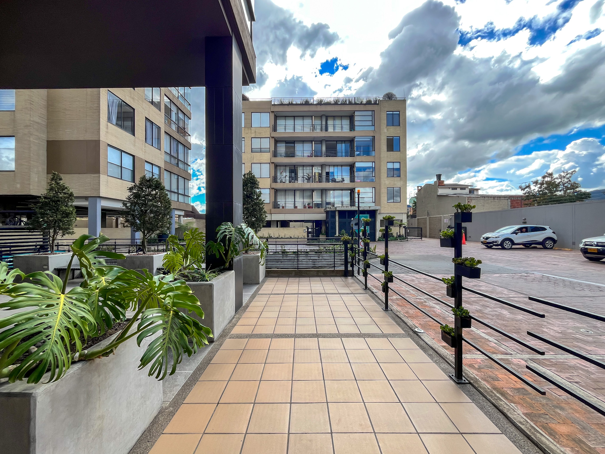 Acceso peatonal ajardinado