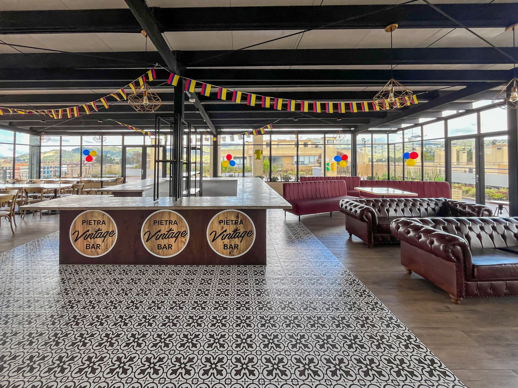 Barra del rooftop bar con vista