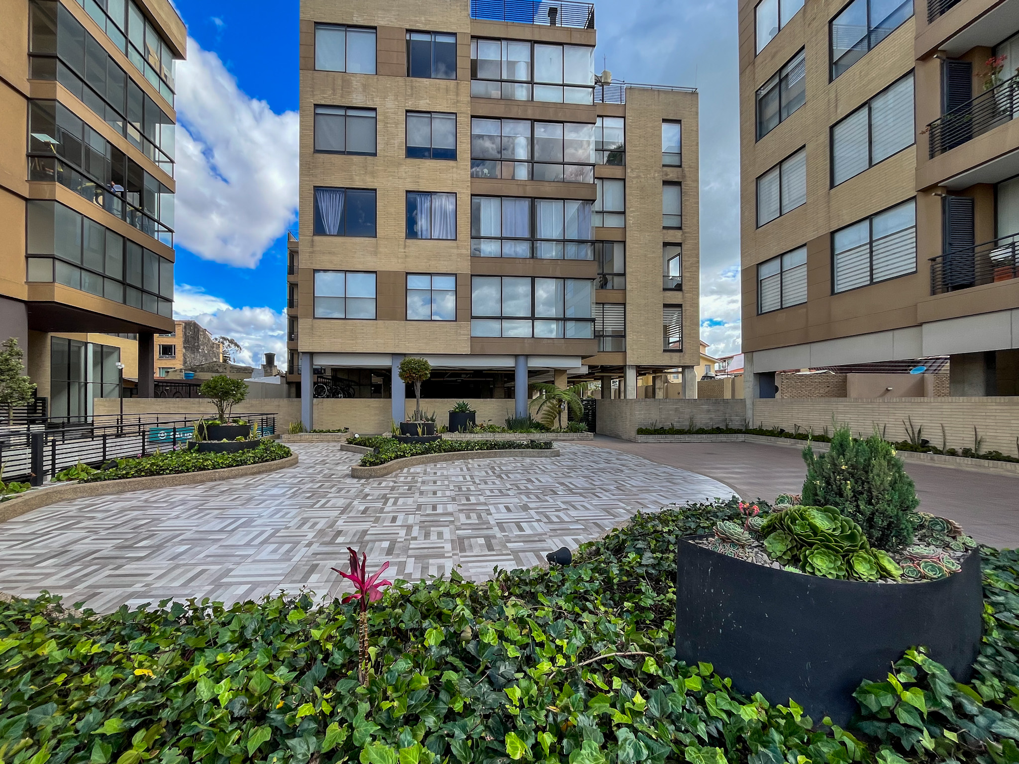 Jardines interiores del conjunto con plazoleta ajardinada