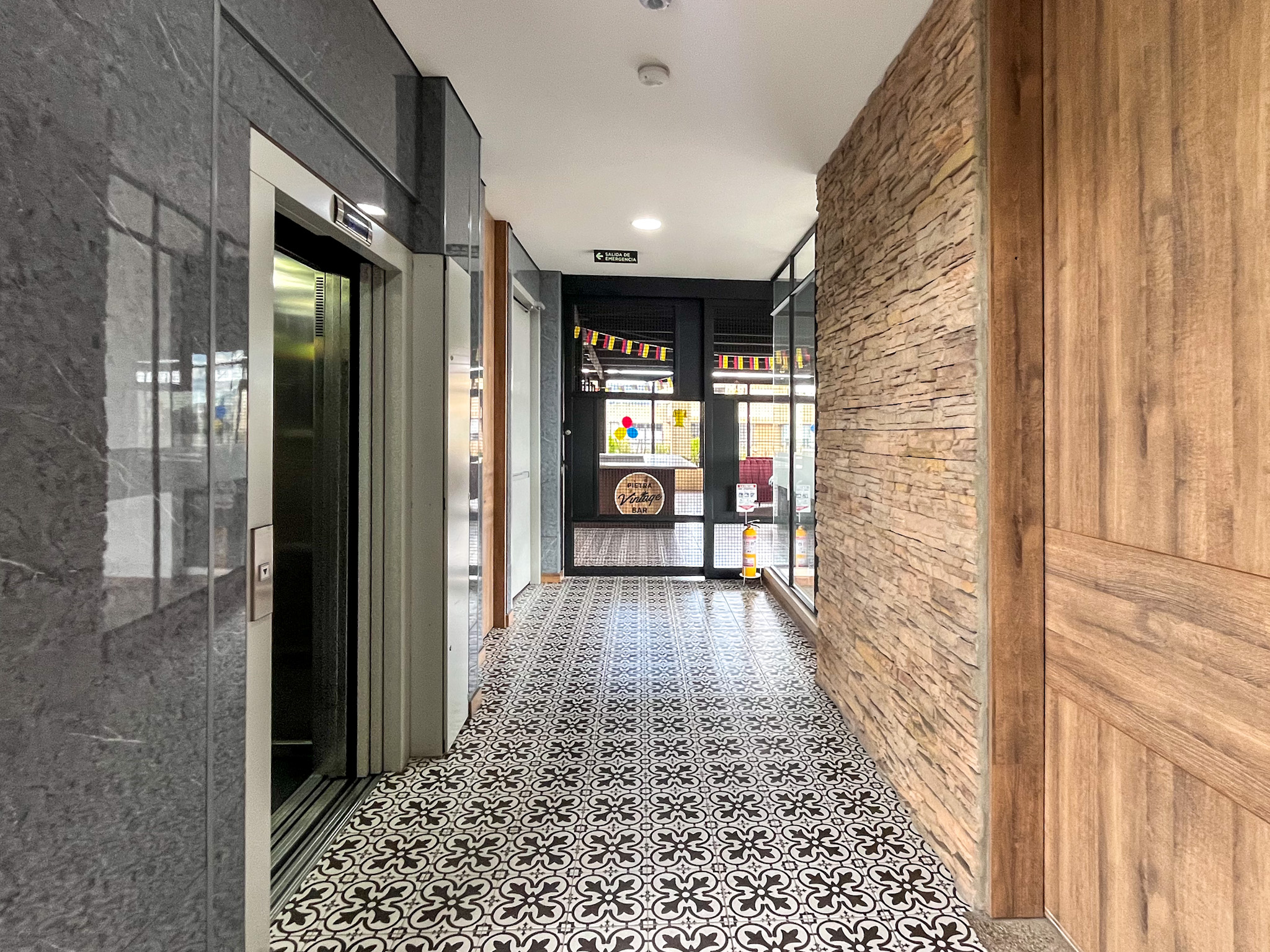 Lobby en mármol y piedra con tableta hidráulica