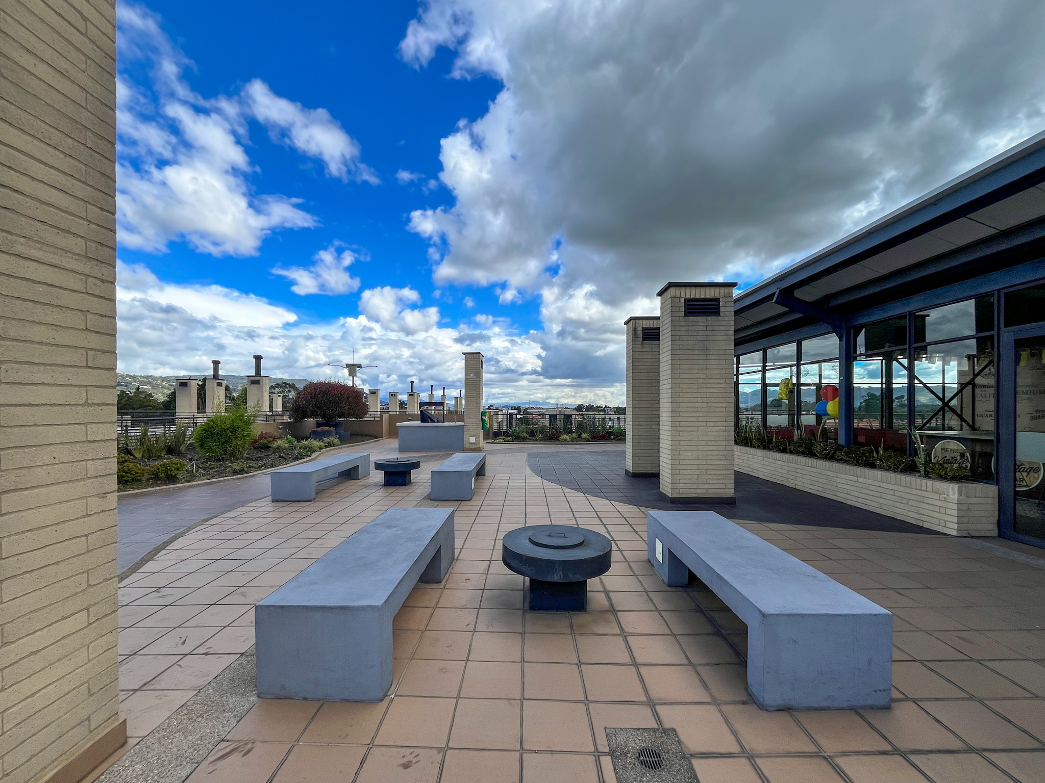 Terraza panorámica en la cubierta con vista a las montañas