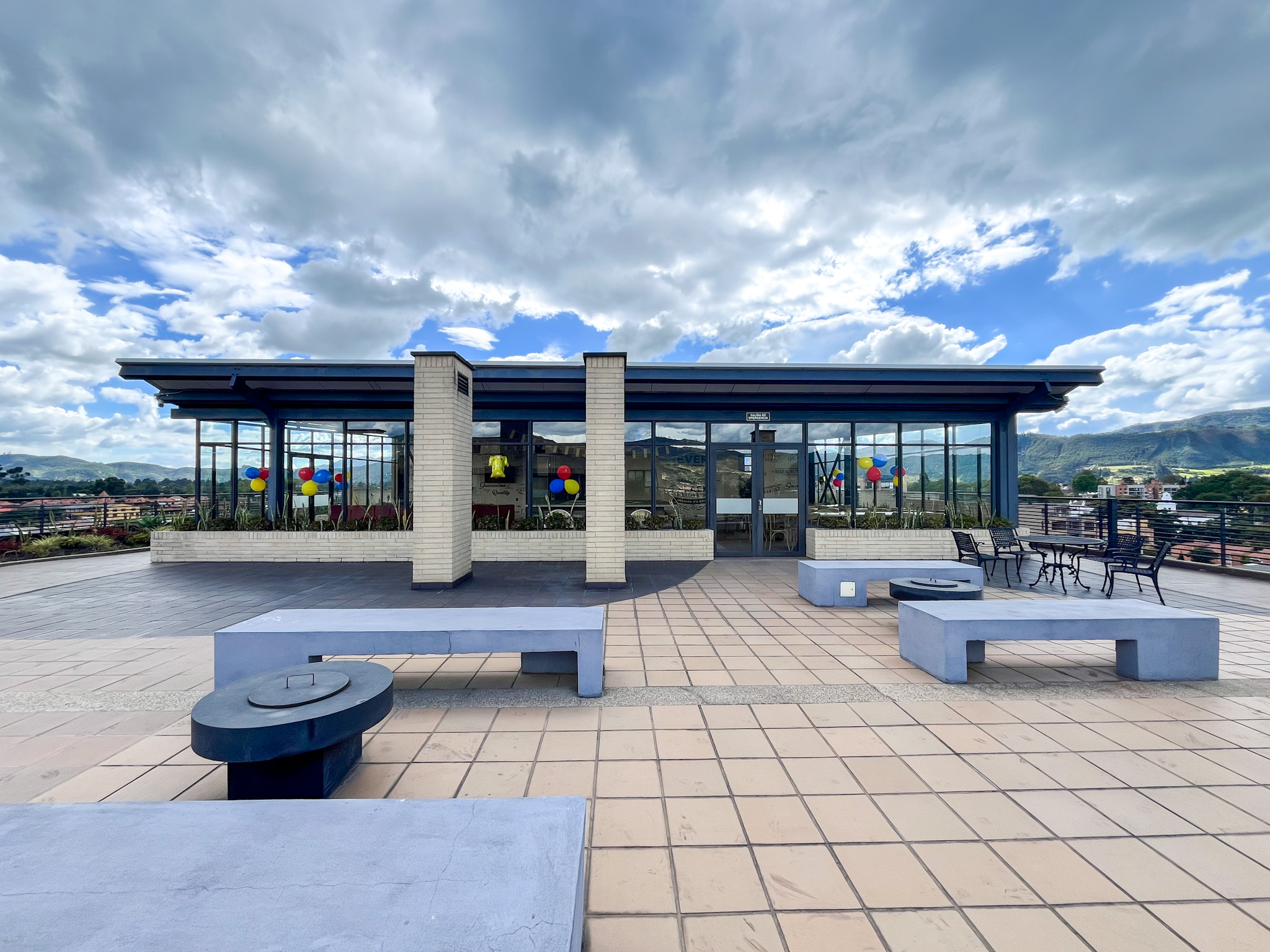 Terraza al aire libre con vista a las montañas