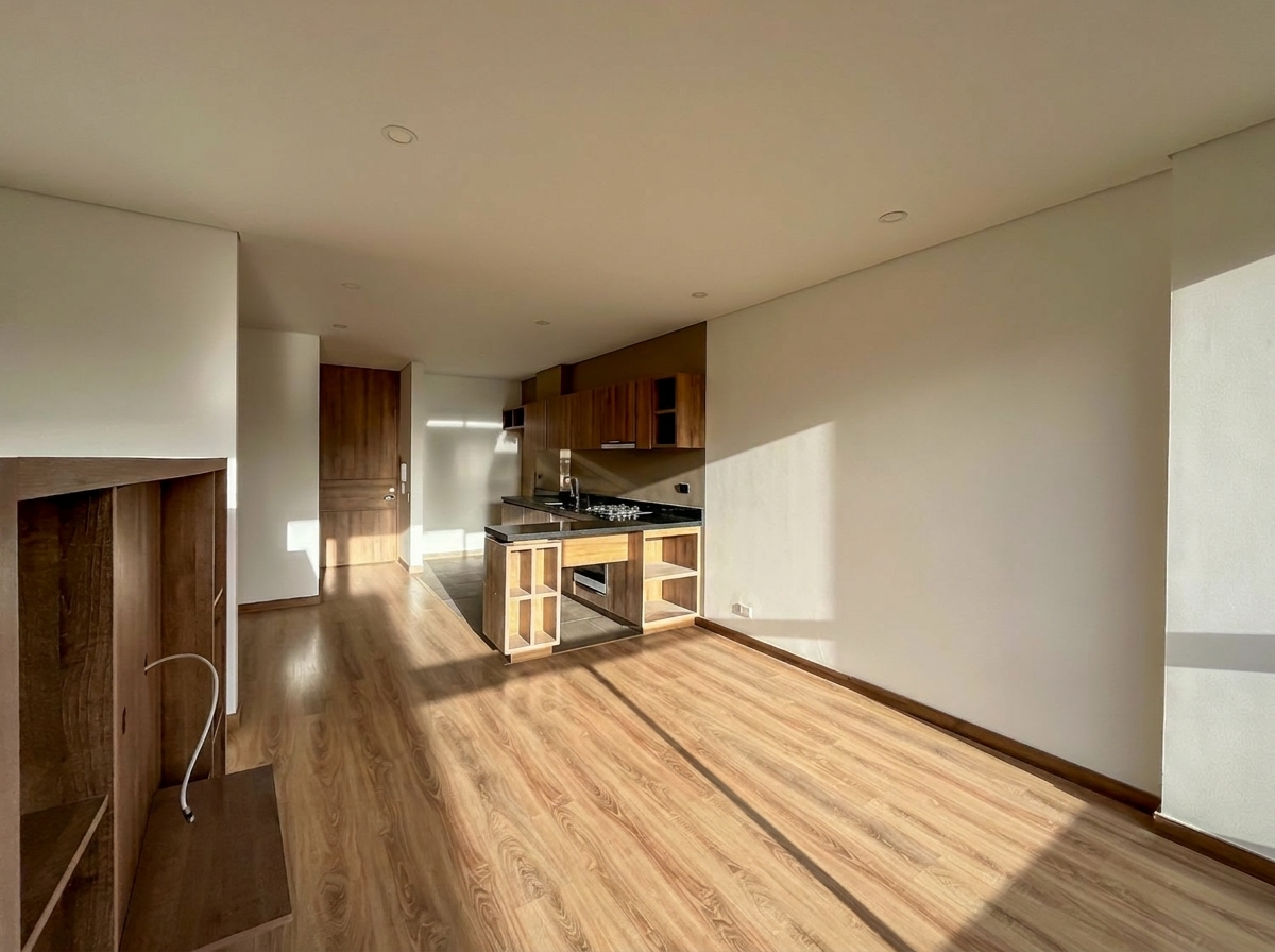 Ambiente con luz natural y piso en madera